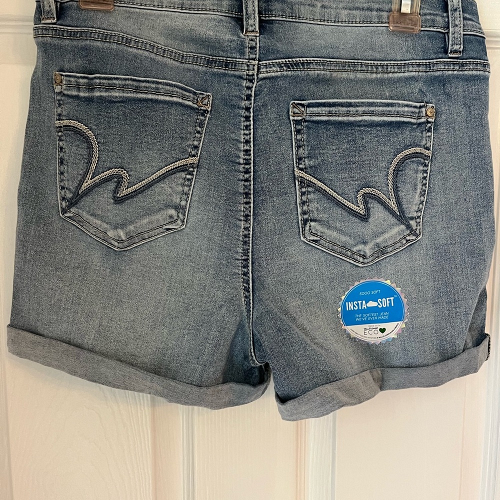 Wallflower NWT Distressed Blue Jean Shorts - Picture 2 of 9